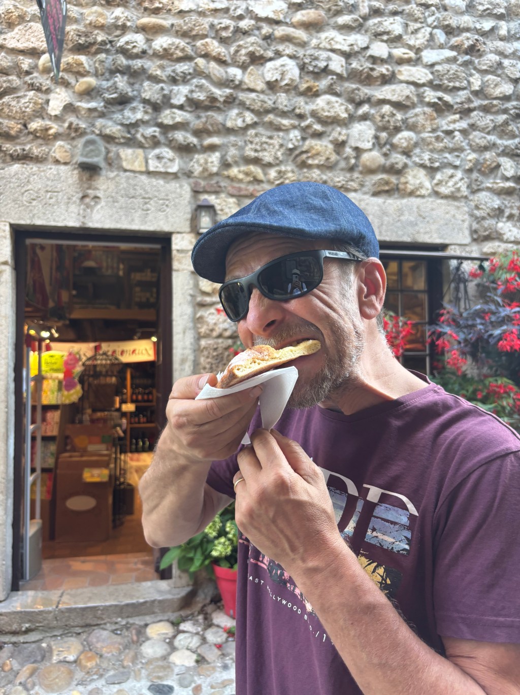 Assaggio della galette di Pérouges davanti a una bottega del borgo
