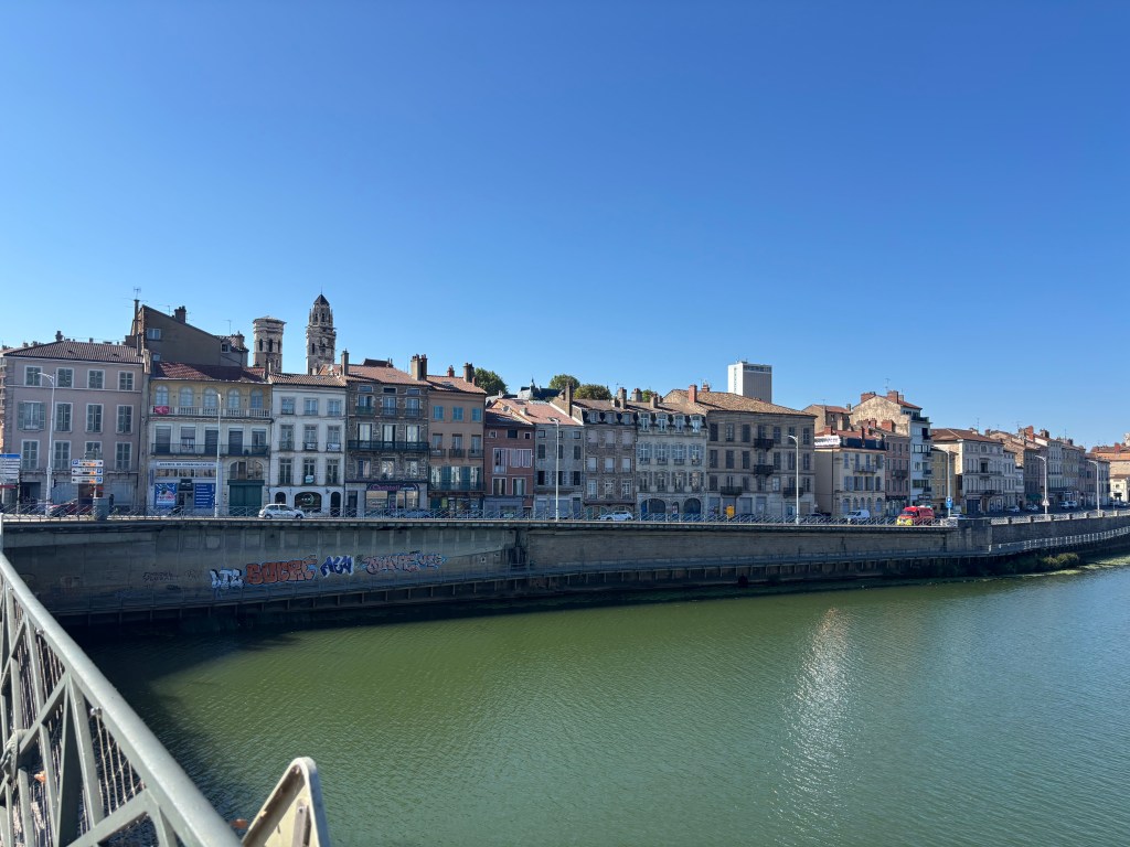 Il lungofiume di Mâcon sulla Saona visto dal ponte