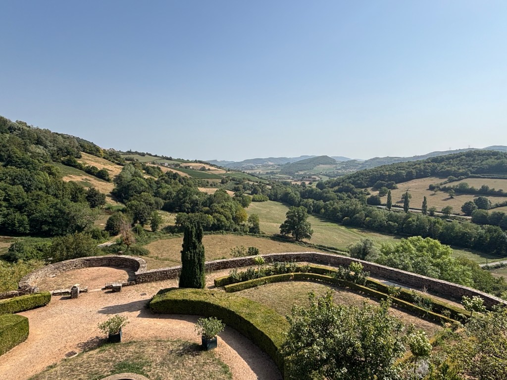 Il giardino terrazzato della Forteresse de Berzé con vista sulle colline del Mâconnais