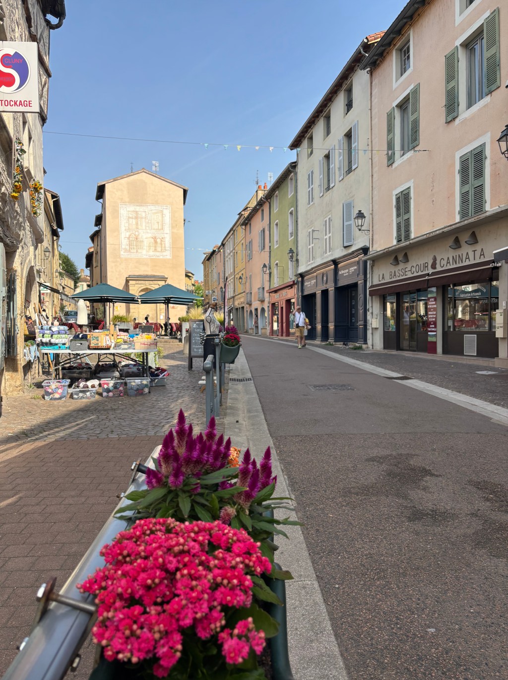 Una via del centro di Cluny con le fioriere