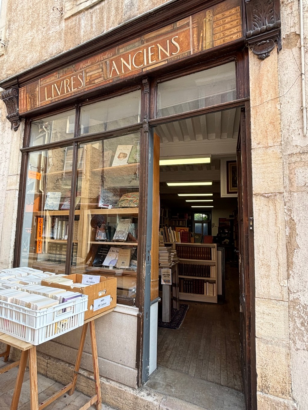 Una libreria di libri antichi nel centro di Cluny