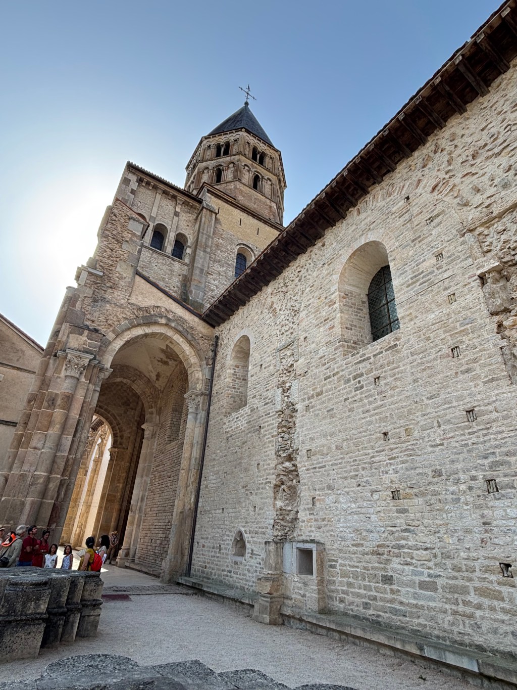 I resti romanici dell'abbazia di Cluny con il campanile dell'Acqua Santa