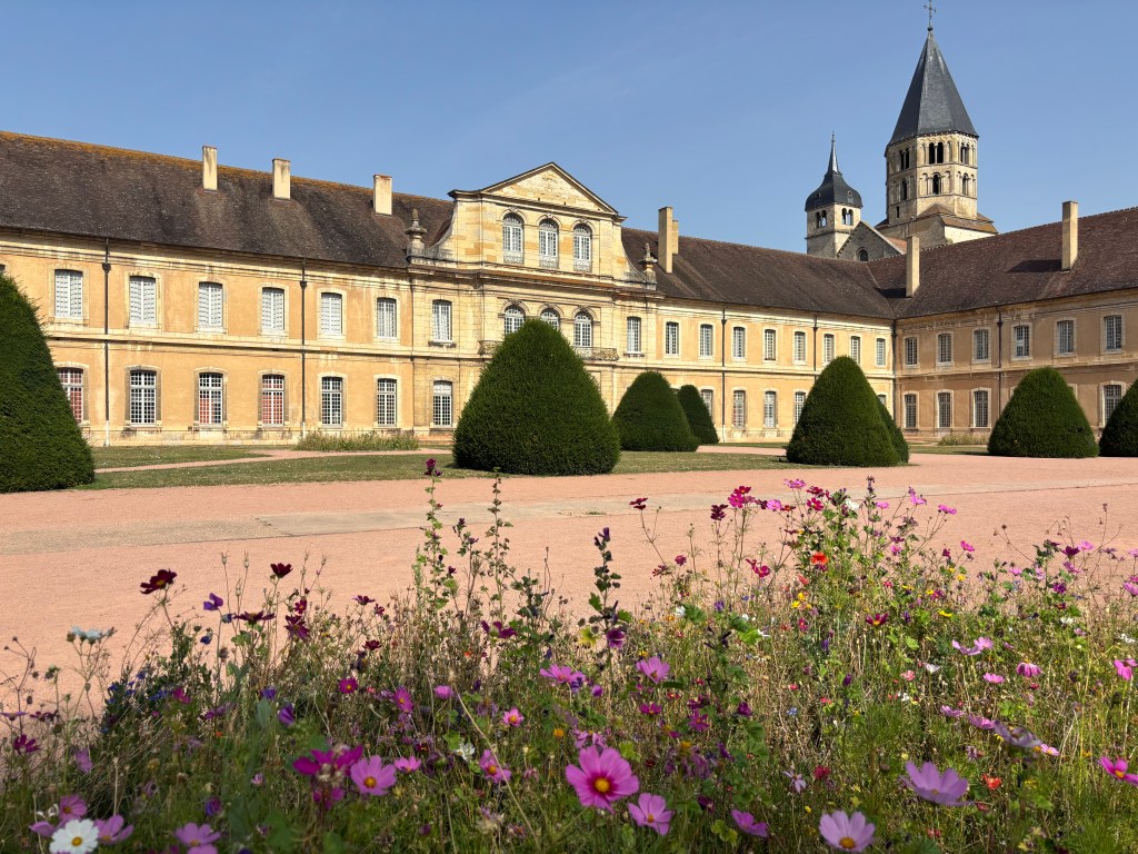 Gli edifici settecenteschi dell'abbazia di Cluny con il campanile dell'Acqua Santa sullo sfondo