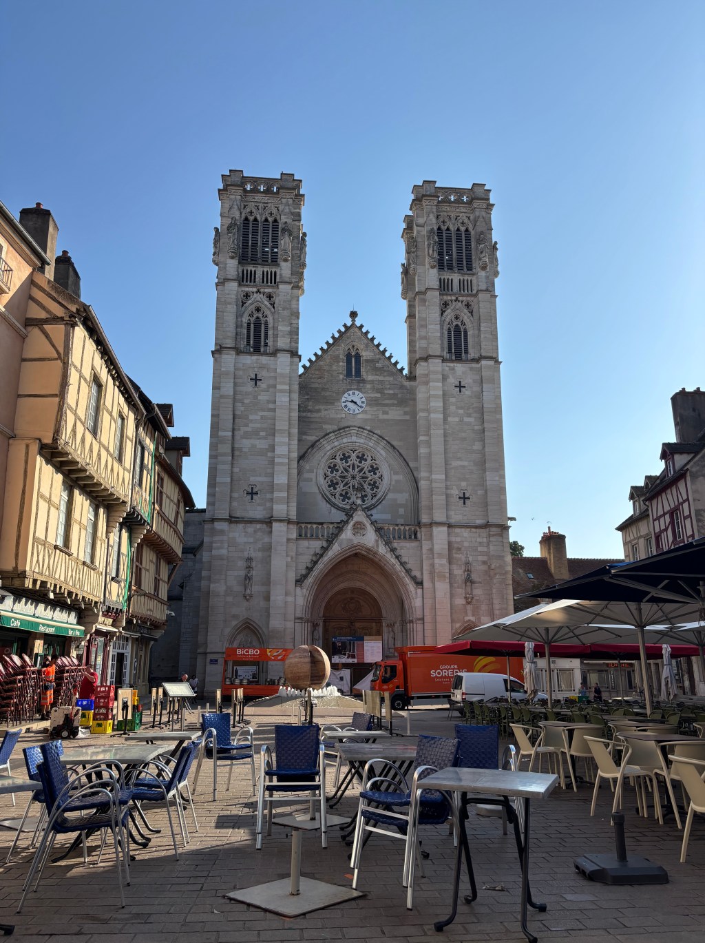 La cattedrale di Saint-Vincent a Chalon-sur-Saône vista dai tavolini della piazza