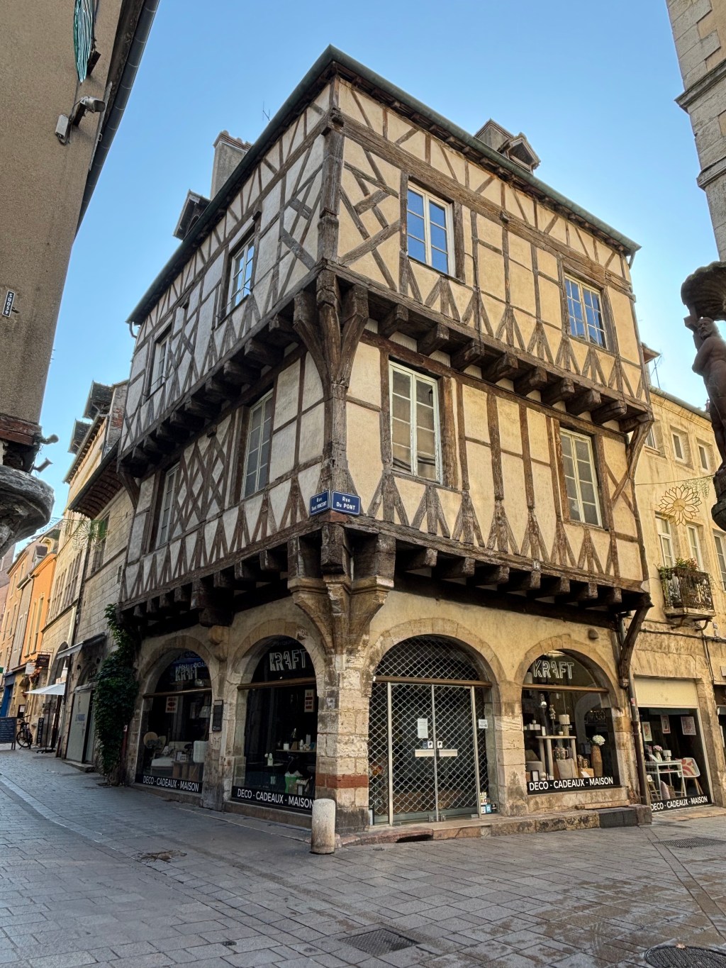 Casa medievale a graticcio con i portici nel centro storico di Chalon-sur-Saône