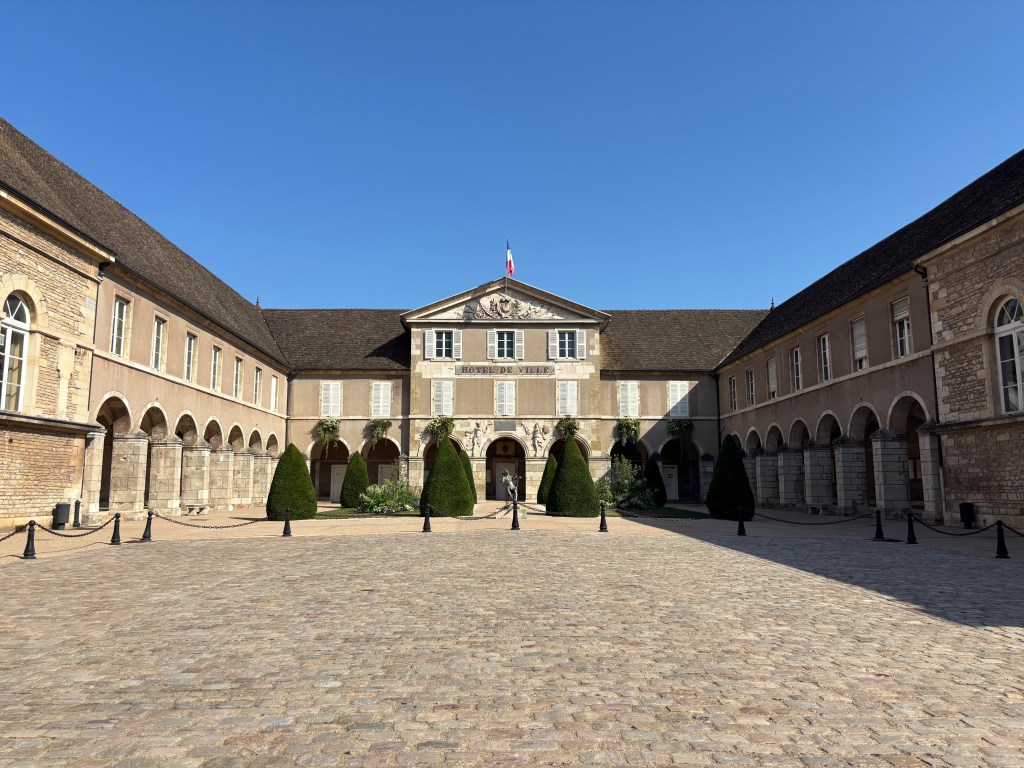 Il cortile porticato dell'Hôtel de Ville di Beaune
