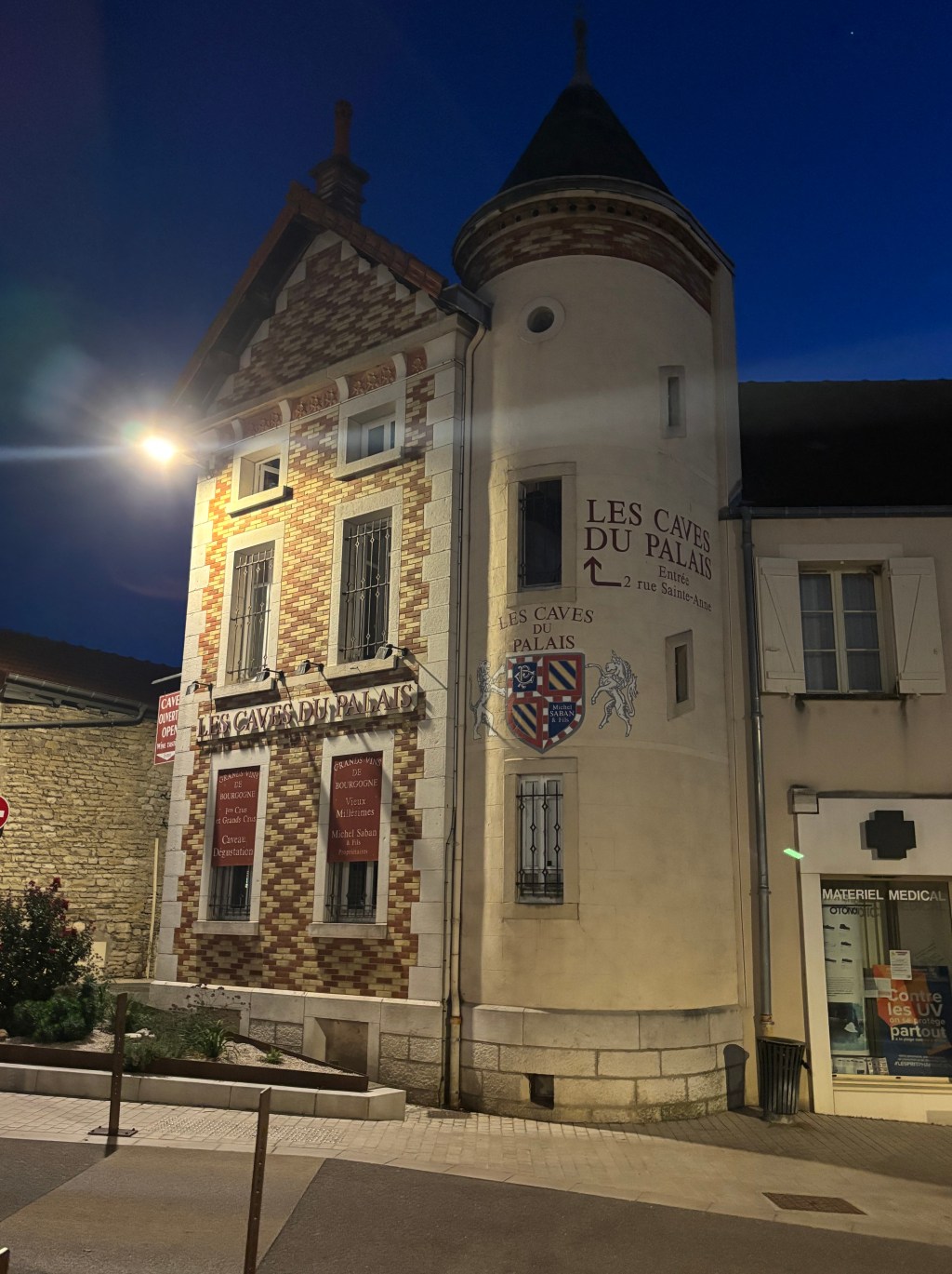 Edificio con la facciata decorata e la torretta nel centro di Nuits-Saint-Georges