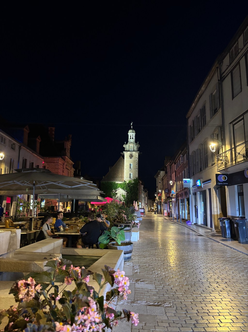 Una via del centro di Nuits-Saint-Georges di sera, con il Beffroi sullo sfondo