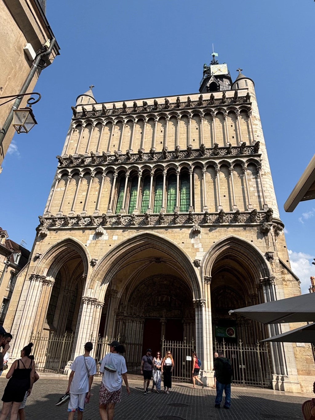 La facciata della chiesa di Notre-Dame di Digione con le file di gargoyle