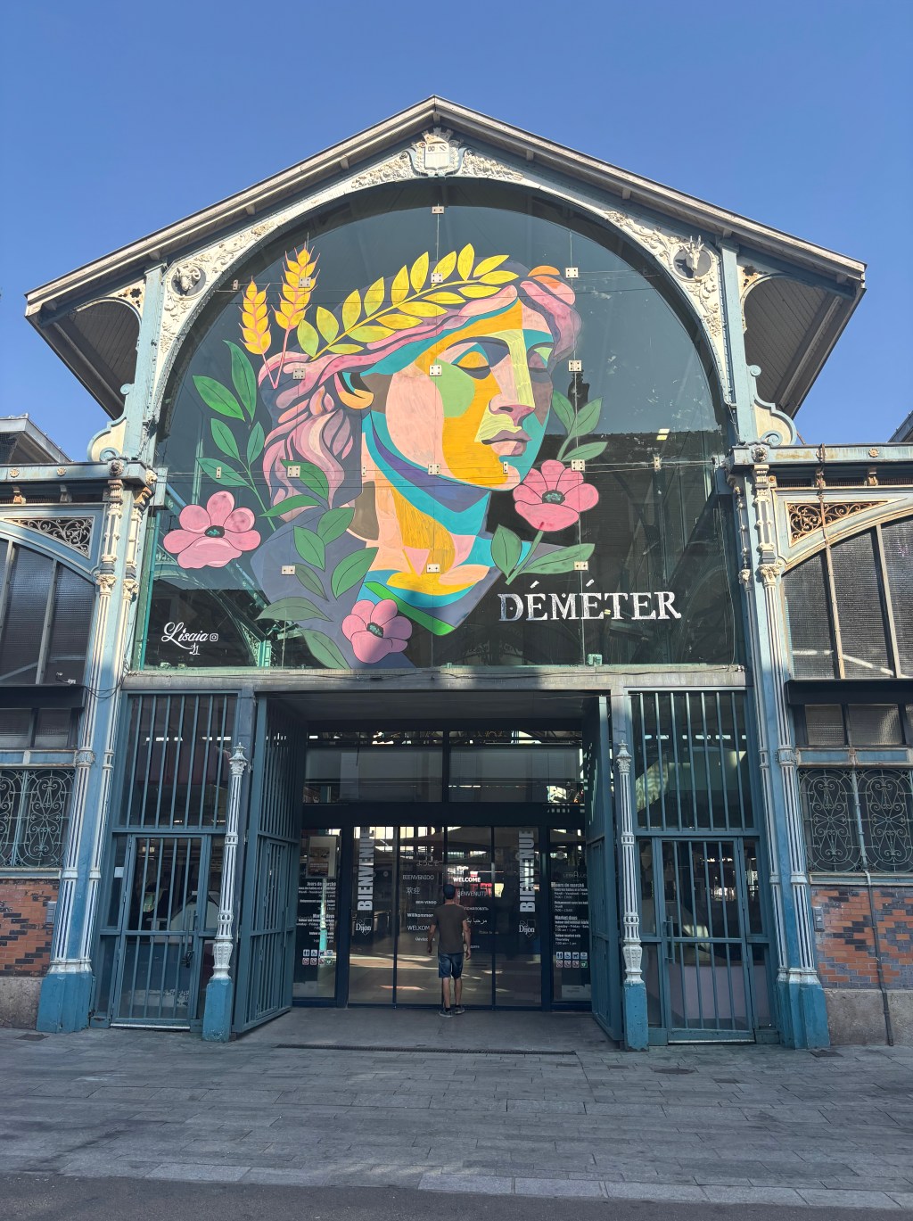 L'ingresso del mercato coperto delle Halles di Digione con il murale di Demetra
