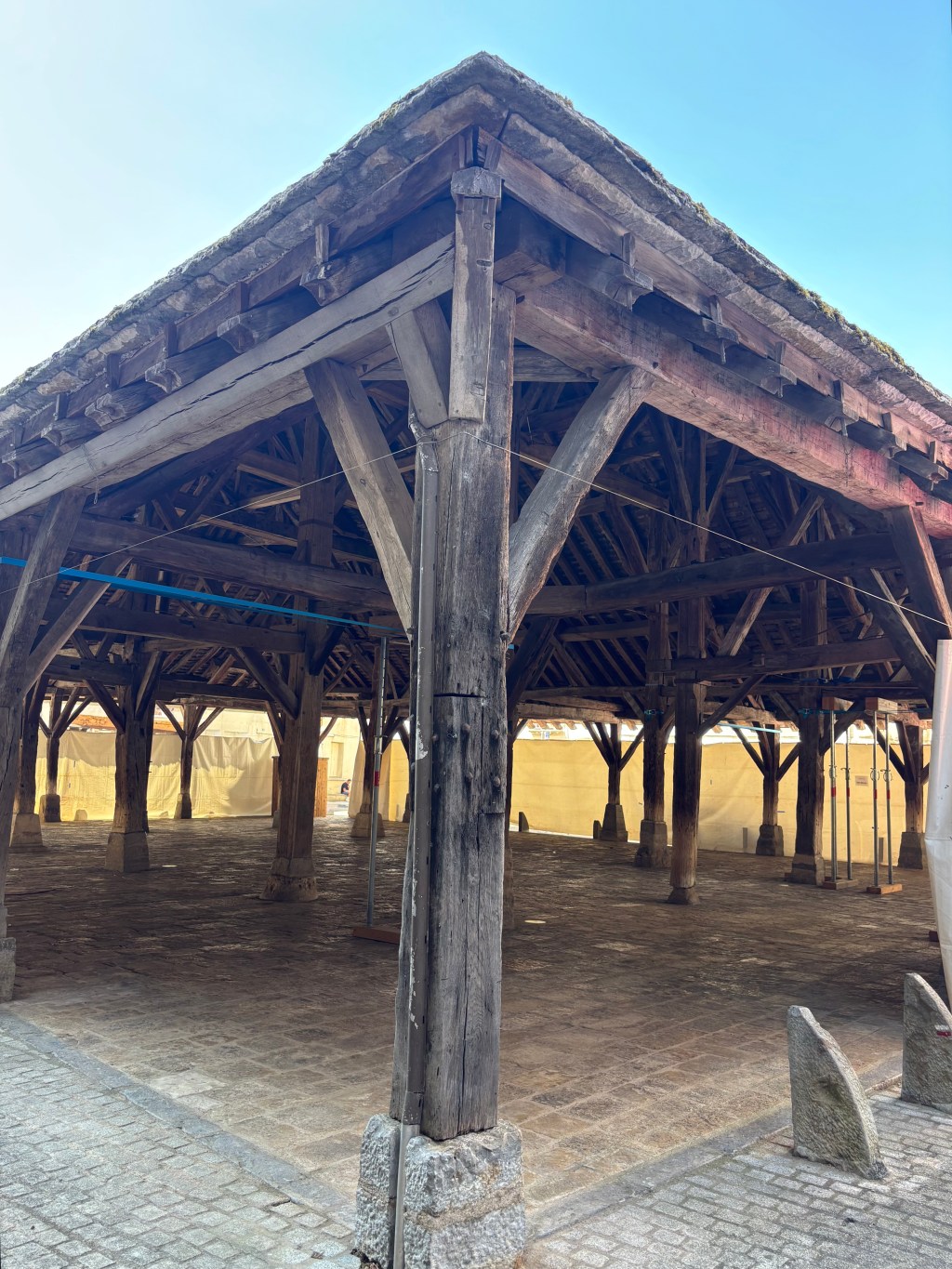 La struttura in legno di quercia della halle trecentesca di Nolay