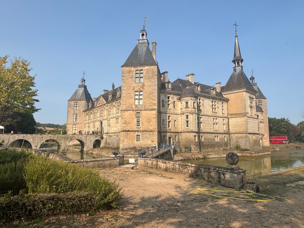 Il Château de Sully circondato dal fossato