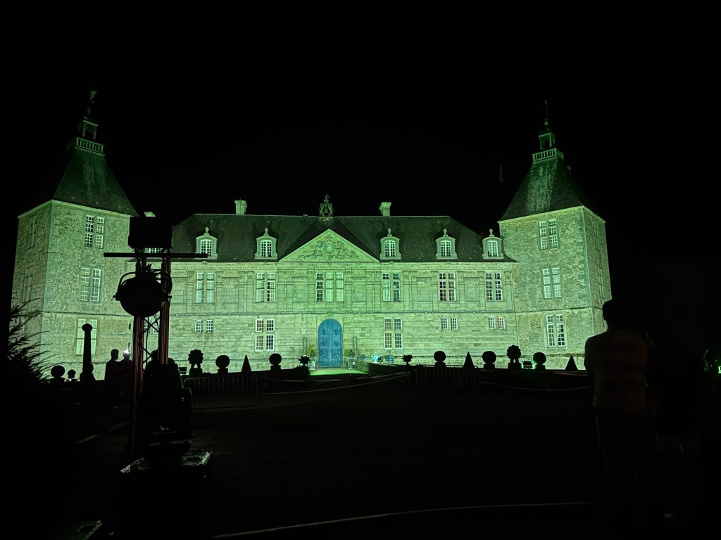 Il Château de Sully illuminato di sera durante la festa medievale