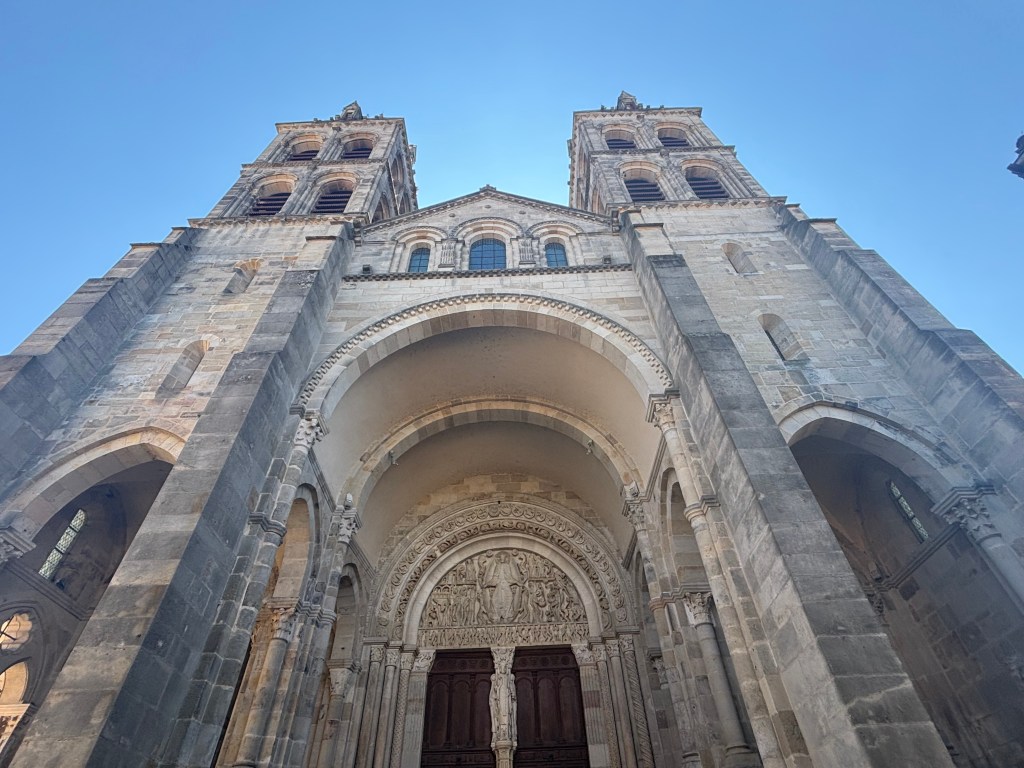 Il portale della cattedrale di Saint-Lazare ad Autun con il timpano del Giudizio Universale