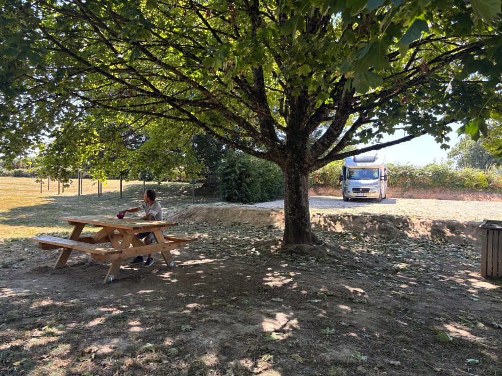Il parcheggio nel verde vicino al lago di Lormes, con un tavolo da picnic all'ombra e il nostro camper