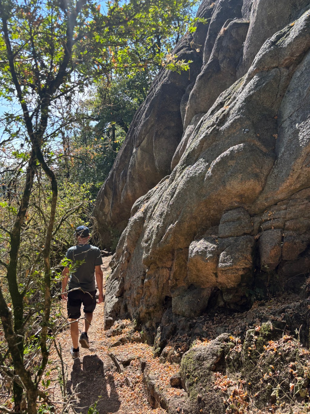 Il sentiero tra le rocce di granito nelle Gorges de Narvau