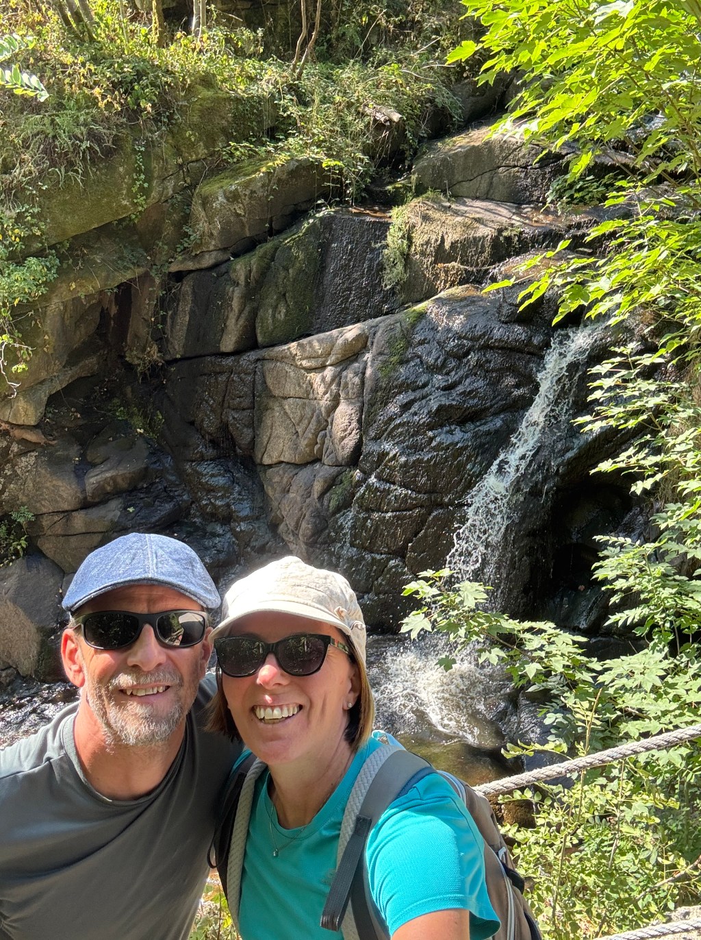 Selfie davanti a una cascata nelle Gorges de Narvau a Lormes