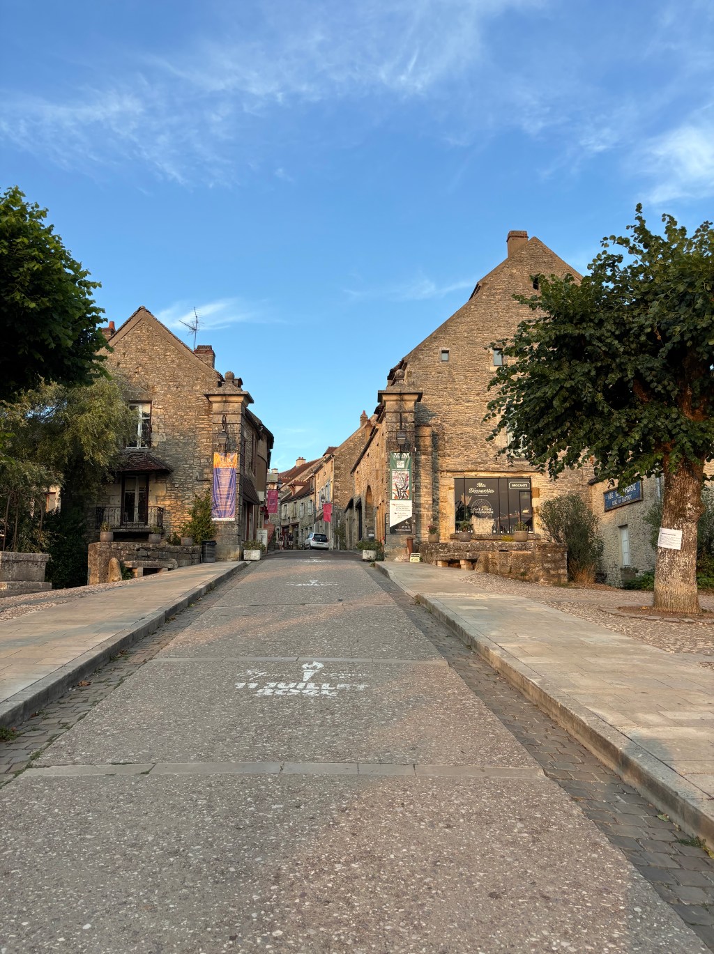 La strada che sale tra le case di pietra nel borgo di Vézelay