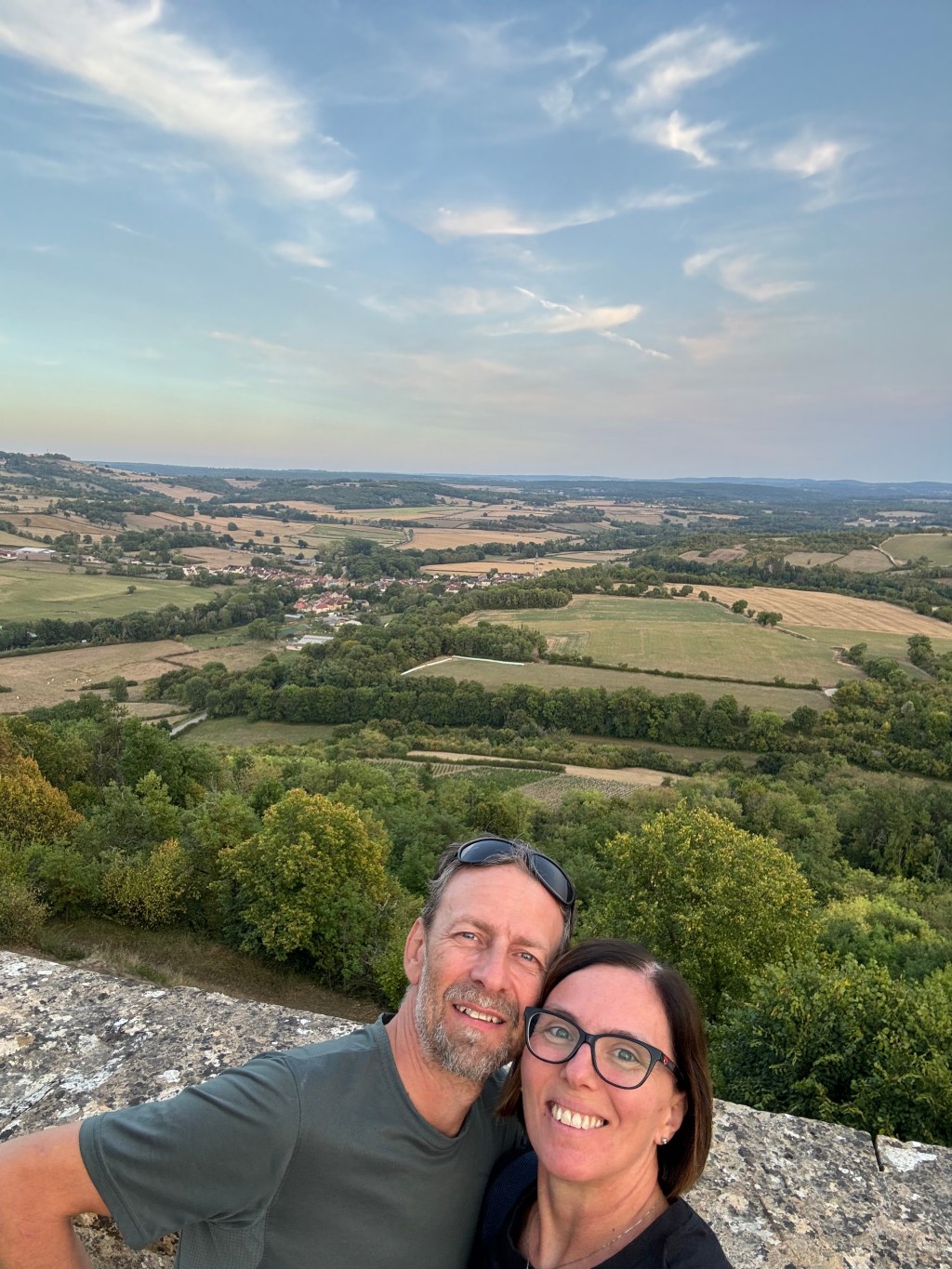 Selfie sulla terrazza dietro la basilica di Vézelay, con il panorama sulla valle e sulle colline