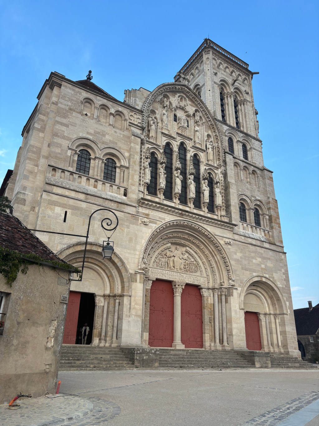 La facciata romanica della basilica di Sainte-Marie-Madeleine a Vézelay