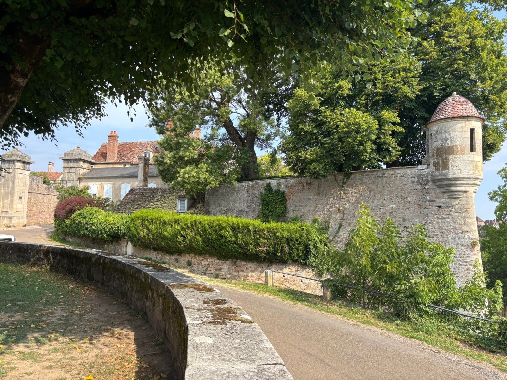 I bastioni di Avallon con la torretta, all'ombra dei grandi alberi