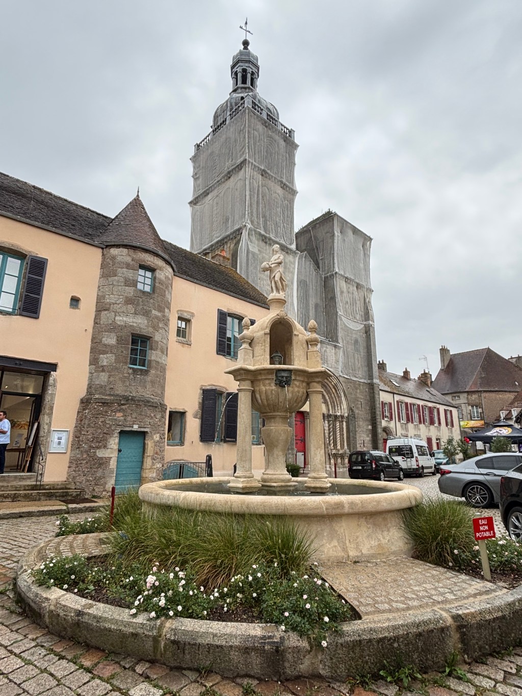 La basilica di Saint-Andoche a Saulieu con la fontana nella piazza