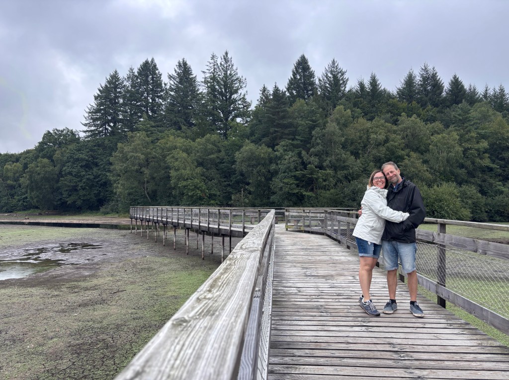 Sulla passerella di legno lungo le rive del Lac des Settons