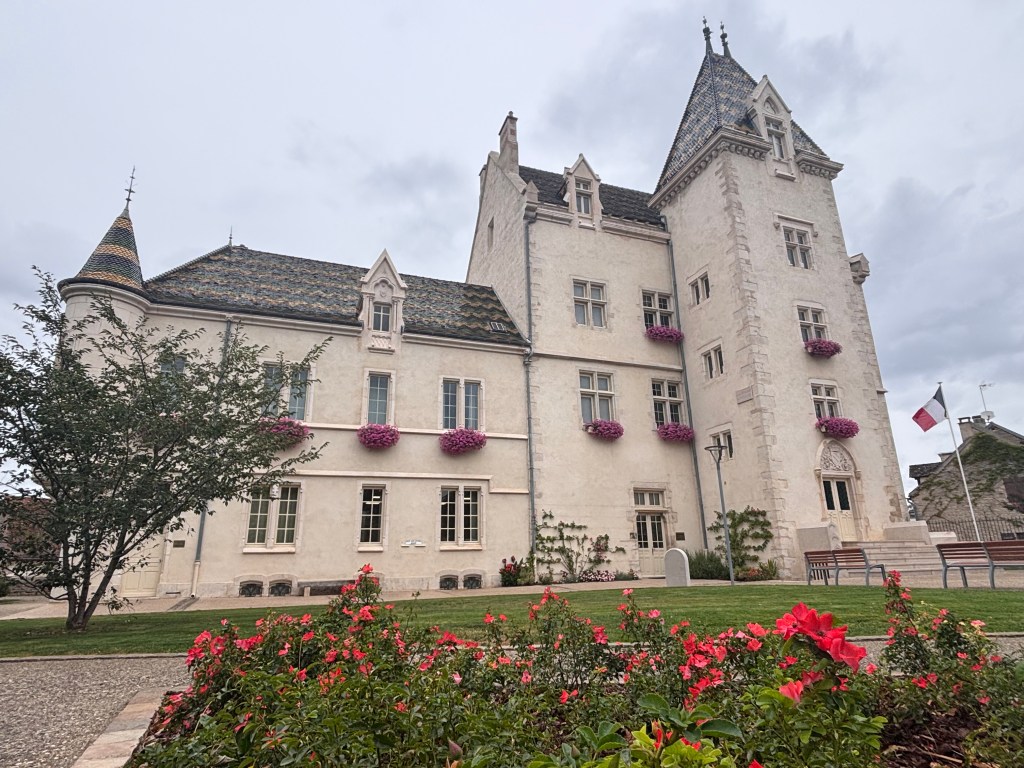 L'Hôtel de Ville di Meursault, ricavato nell'antico castello, con le aiuole fiorite