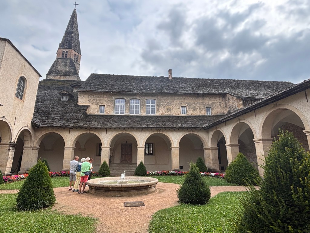 Il chiostro dell'antico convento degli Agostiniani a Crémieu, con la fontana e il campanile
