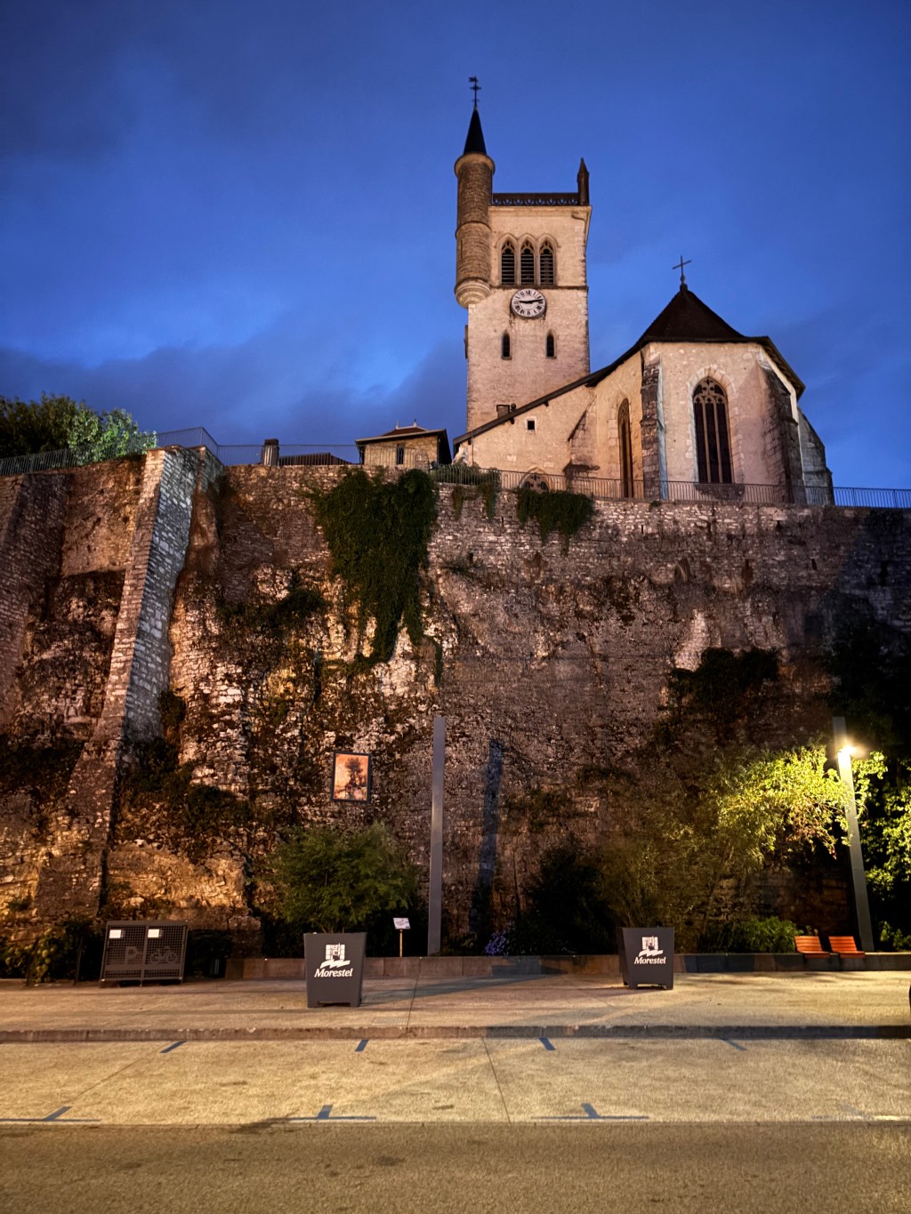 La chiesa di Saint-Symphorien di Morestel sopra la rupe, all'imbrunire