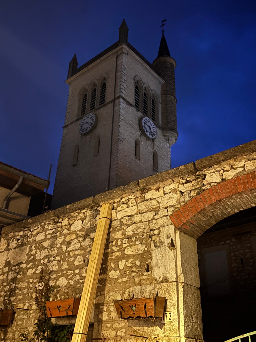 Il campanile della chiesa di Saint-Symphorien a Morestel, con la torretta d'angolo